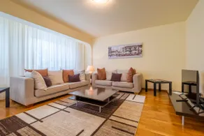 Classy Central Apt+Free Parking - Image 4