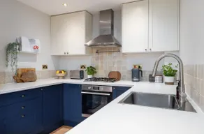 Stunning 2 bed flat with parking, and garden with mountain views - Image 5