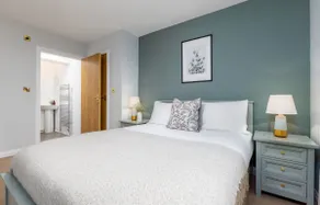 Stunning 2 bed flat with parking, and garden with mountain views - Image 4