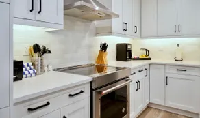 Cozy tranquil getaway 1br king-bed Near DT HotTub - Image 4