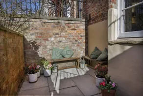 The Garden Square, peaceful and historic luxury - Image 5