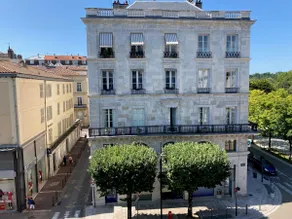 Large 2 bedroom in the heart of the city. - Image 2