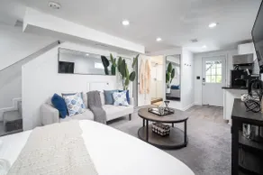 Luxury, Urban, & Elegant Oasis! Centrally-Located! - Image 2