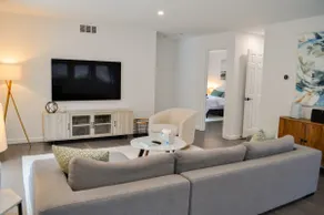 Renovated Southampton Home+Pool - Image 2