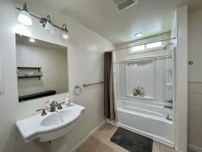 Quinn's Cottage, Cozy Downtown Home! Sleeps 8 - Image 5