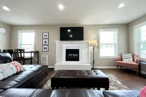 Quinn's Cottage, Cozy Downtown Home! Sleeps 8 - Image 2