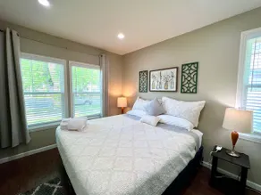 Quinn's Cottage, Cozy Downtown Home! Sleeps 8 - Image 3