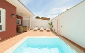 Chalet with pool on the beach - Image 3