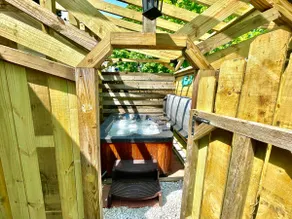 Violet’s Place- king bed- pet friendly- hot tub! - Image 2