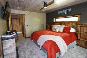 The Overlook Cabin - Image 3