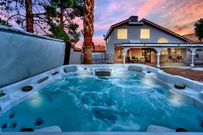 Vegas-Themed | Jetted Spa-Pool Table-Near Strip! - Image 4