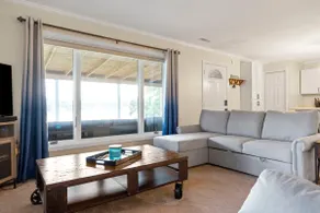 Charming Lakeside Cottage - Image 5