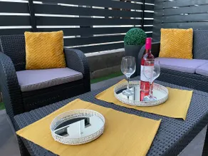 Modern, garden connection, gated parking, Netflix - Image 2