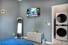 Modern Mid Town Luxury Hideaway - Image 3