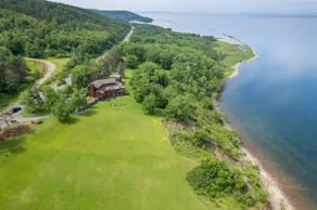 Beautiful Lakeside Property - Image 3