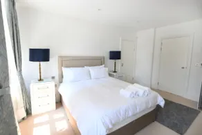 Iconic Oxford Street 3Bed 2Bath LIFT+AC+Balcony - Image 5