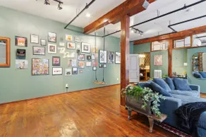 Stylish Artist Flat on Fun Bar & Restaurant Strip - Image 4