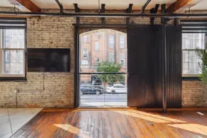 Stylish Artist Flat on Fun Bar & Restaurant Strip - Image 5