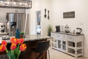 The Landing - Modern comfort near downtown - Image 5