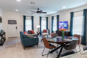The Landing - Modern comfort near downtown - Image 3