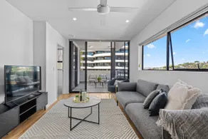 Luxe Newstead Apt w Car Park, WiFi & Large Balcony - Image 2