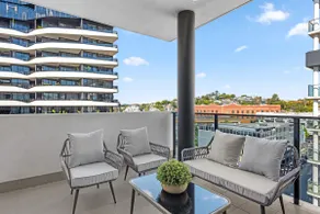 Luxe Newstead Apt w Car Park, WiFi & Large Balcony - Image 3