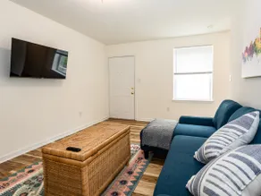 Eclectic Upgraded Apartment - Image 4