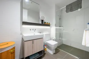Relaxation Sunny Garden Apartment in Burwood - Image 5