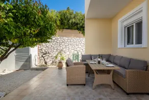 Sunny Garden Apartment 2 - Image 2