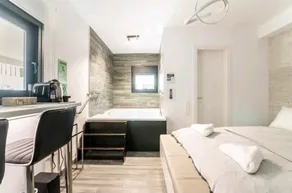 Grand Jacuzzi Suite · 180m Metro · Near Acropolis - Image 5