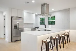 Stylish Chic home with fully fenced backyard! - Image 4
