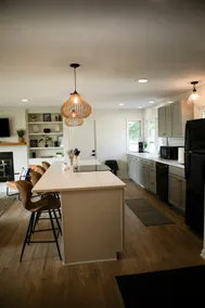 Mid-Century Mid Town - Image 5
