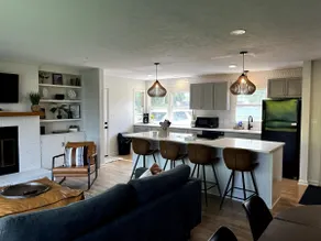 Mid-Century Mid Town - Image 4