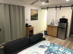 Studio with Private Entrance / Patio / Hot Tub - Image 2