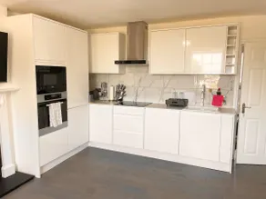 Entire Redhill Apartment hosted by Nduka - Image 2