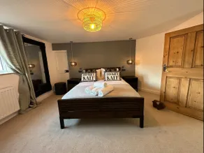 Duplex 3 bedroom apartment & bar experience - Image 5