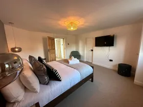 Duplex 3 bedroom apartment & bar experience - Image 2