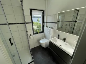 Modern townhouse with garden - Image 5