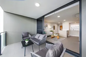 Stylish 1BR Opposite Shops, Near Beach w/ Car Park - Image 3