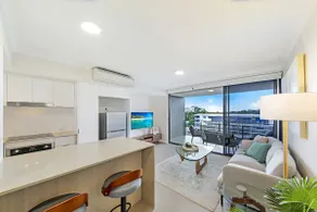 Stylish 1BR Opposite Shops, Near Beach w/ Car Park - Image 4
