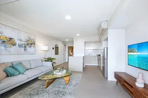 Stylish 1BR Opposite Shops, Near Beach w/ Car Park - Image 2