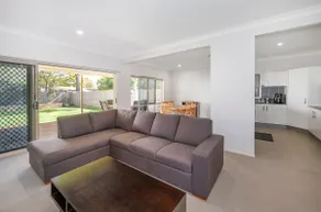 Large house 7 mins from Airport - Image 2
