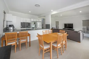 Large house 7 mins from Airport - Image 3