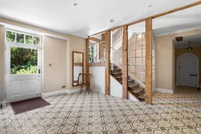 Manor house luxury top floor flat - Image 4