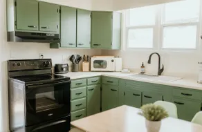 Stay a While | Warm & Cozy Bungalow - Image 4
