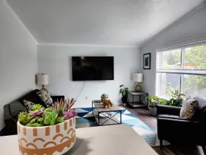 Cozy, clean and great location in the Valley. - Image 3