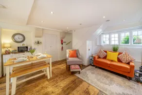 *NEW* Wardall's Cottage - Central Location! - Image 4