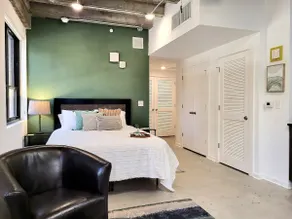 *Stylish suite downtown with FREE parking and GYM* - Image 4