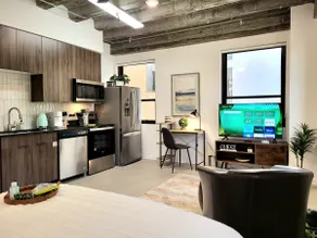 *Stylish suite downtown with FREE parking and GYM* - Image 2