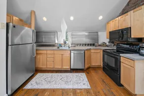 Hyde Park 2BR/2BA Penthouse with Private Patio - Image 3